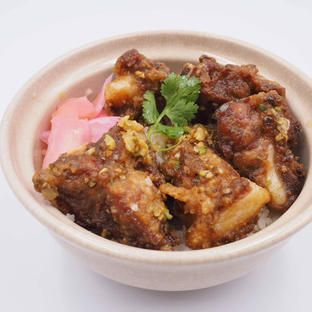ข้าวซี่โครงหมูคั่วพริกเกลือ
